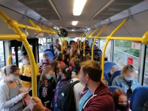 Bild von einem mit Schulkindern überfülltem Bus