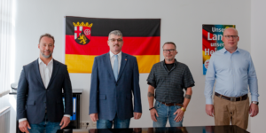Neu gewählter Direkt-Kandidat für den Wahlkreis 7, Michael Eberhardt (2. v. l.) mit Ersatzkandidaten Ralf Reindl (3. v. l.), sowie Wahlleiter Dr. Jan Bollinger (links) und AfD Kreisvorsitzenden Alexander Heppe (rechts)