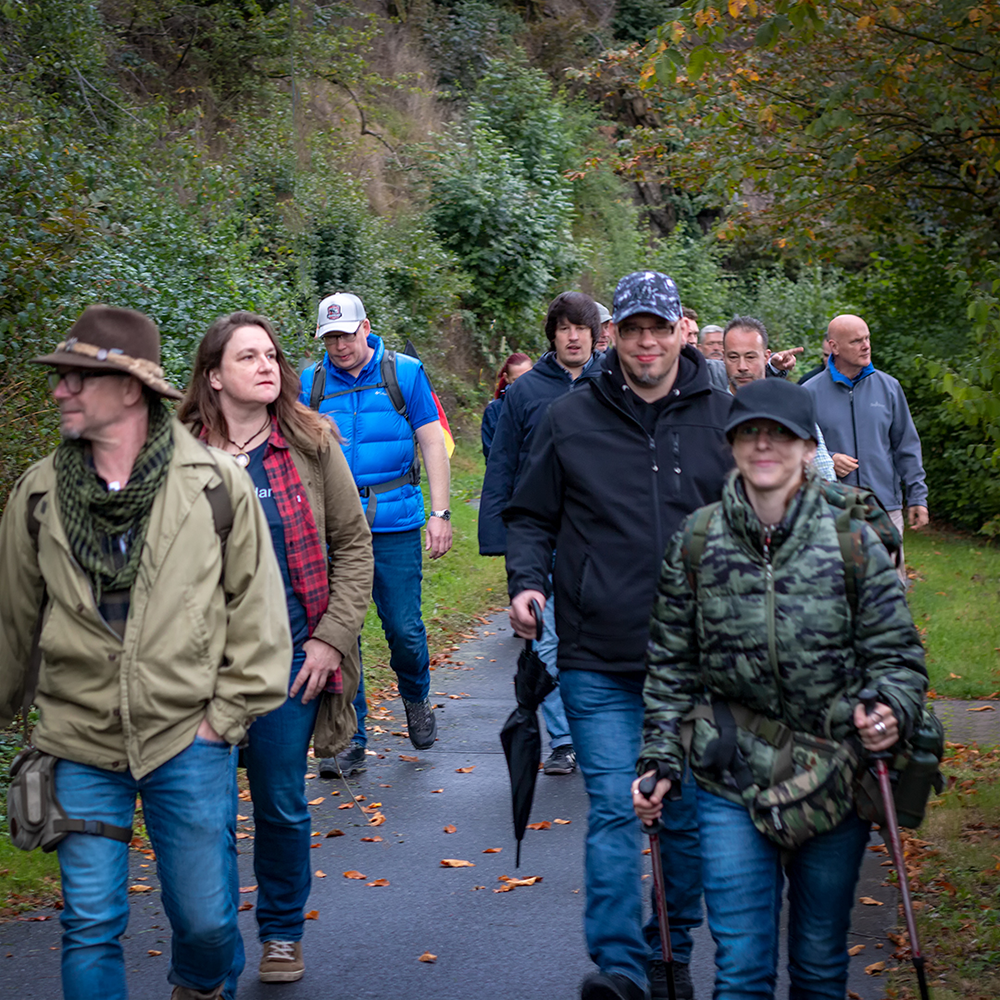 Gruppe von Wanderern am Fuße des Berges