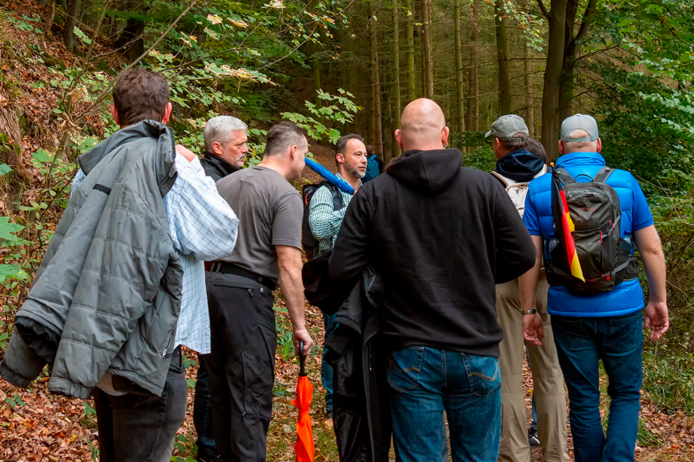 Gruppe interessierter Bürger lauscht den Worten von Dr. Jan Bollinger