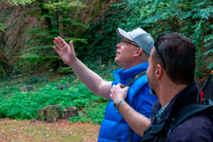 Alexander Heppe und Dr. Jan Bollinger begutachten den Zustand des Waldes.