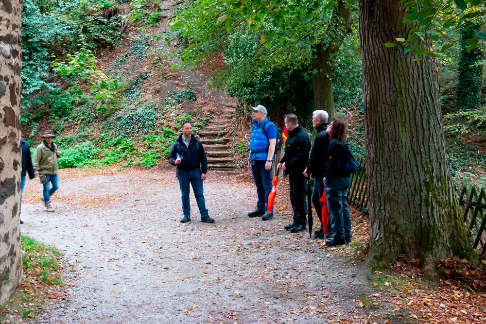 Dr. Jan Bollinger berichtet vor der Burg Lahneck über aktuelles aus dem Landtag.
